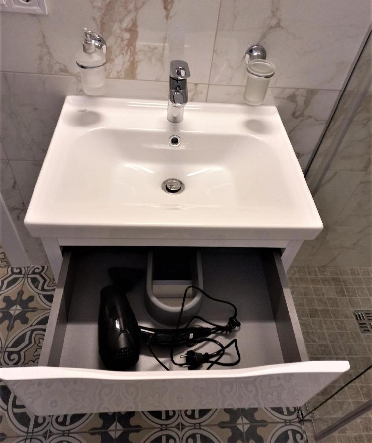 Iris Apartment On Popovich リヴィウ エクステリア 写真