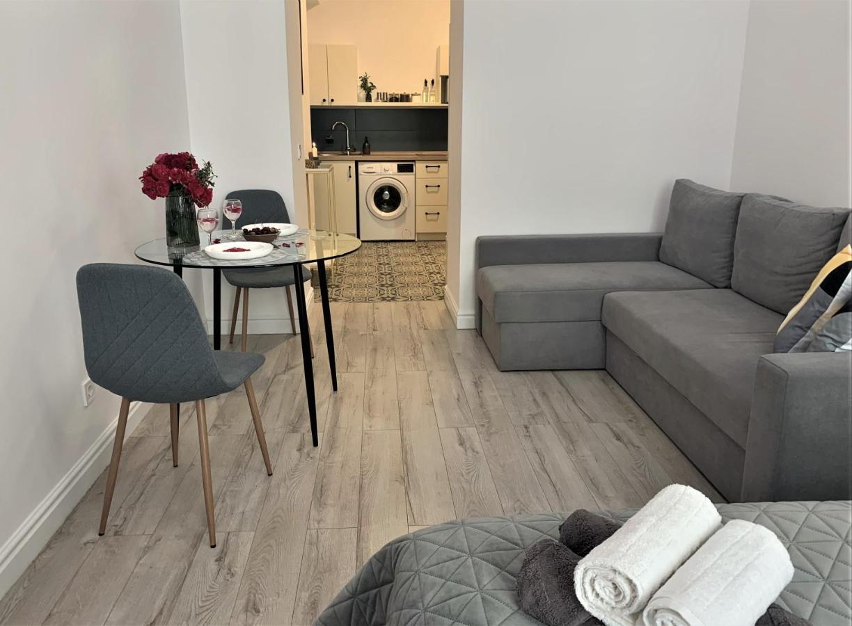 Iris Apartment On Popovich リヴィウ エクステリア 写真