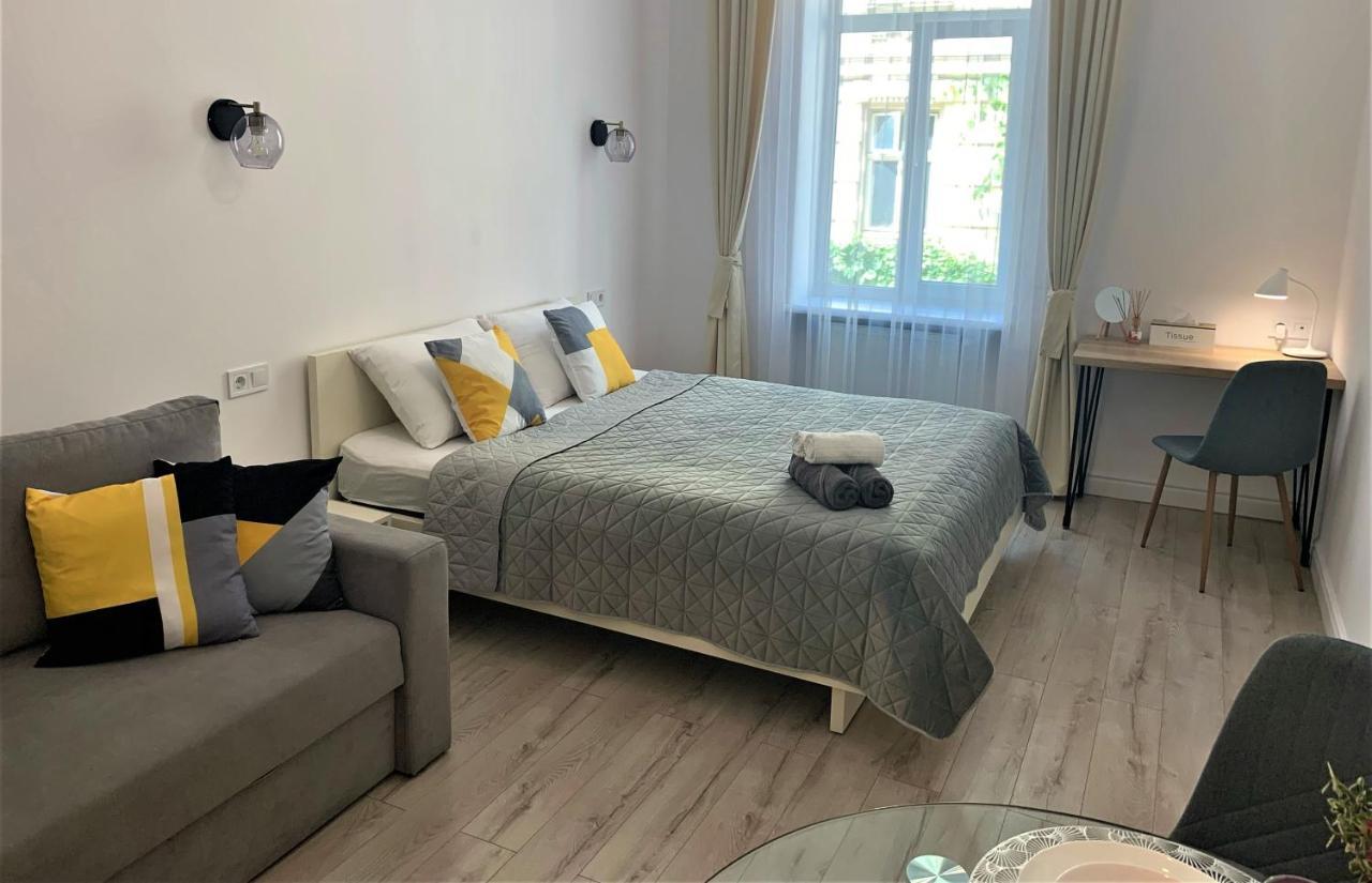 Iris Apartment On Popovich リヴィウ エクステリア 写真