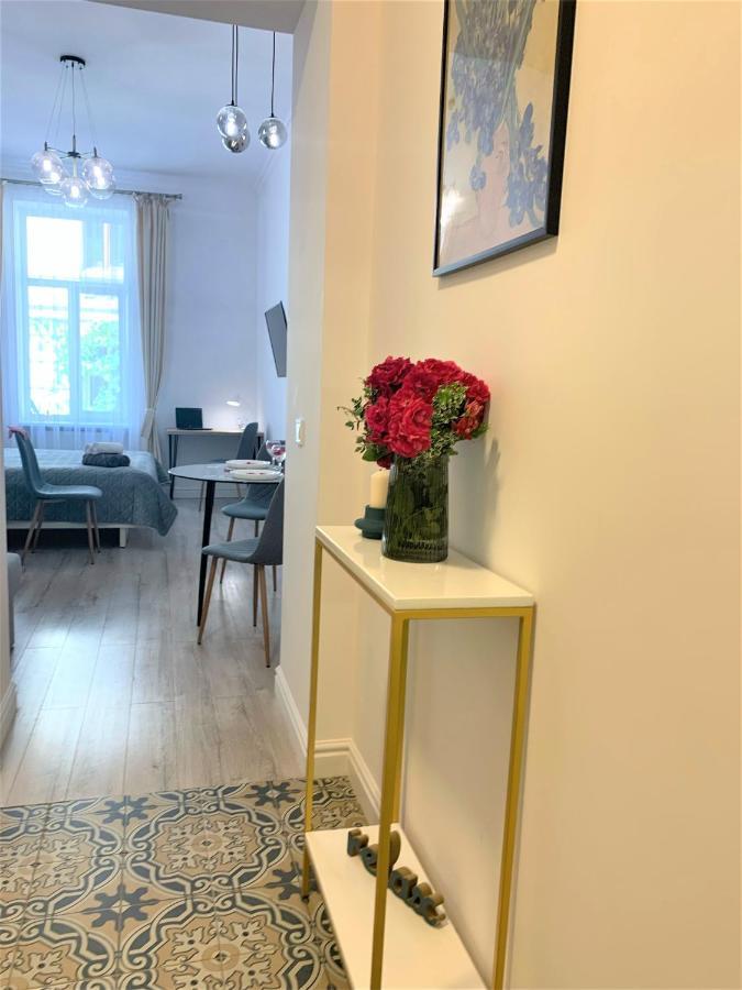 Iris Apartment On Popovich リヴィウ エクステリア 写真