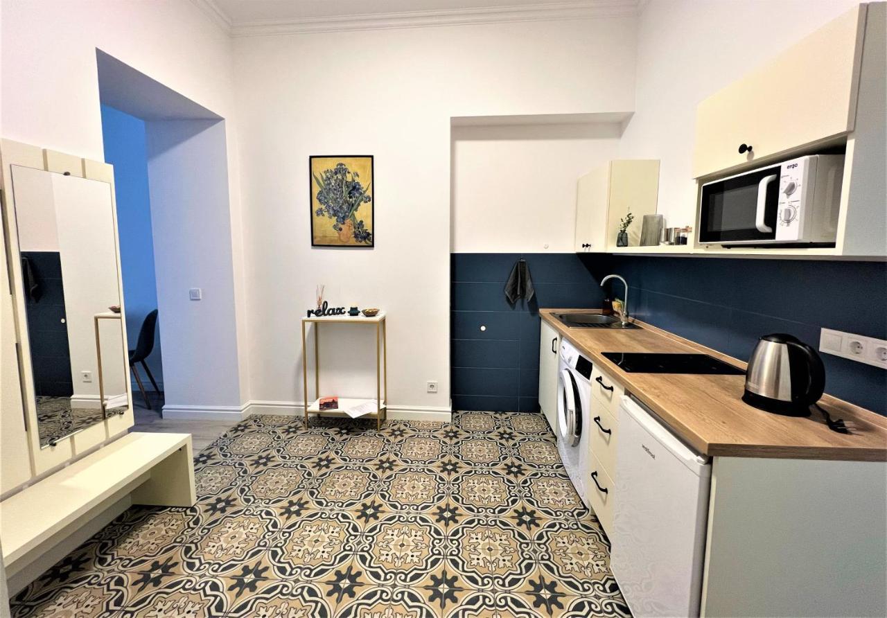 Iris Apartment On Popovich リヴィウ エクステリア 写真
